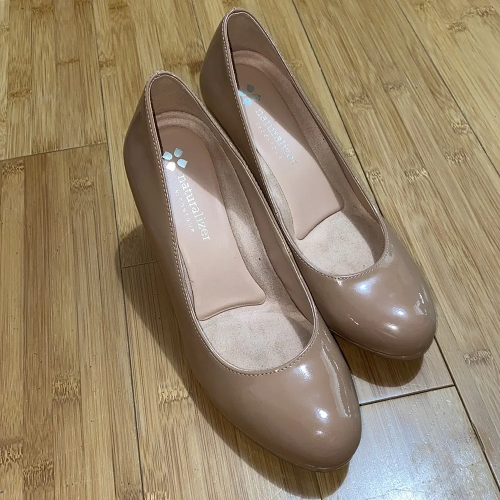 Naturalizer Size 6W Nude Shiny Platform Pumps - Picture 6 of 8